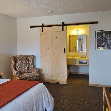 Warden Inn Deer Lodge Eksteriør bilde